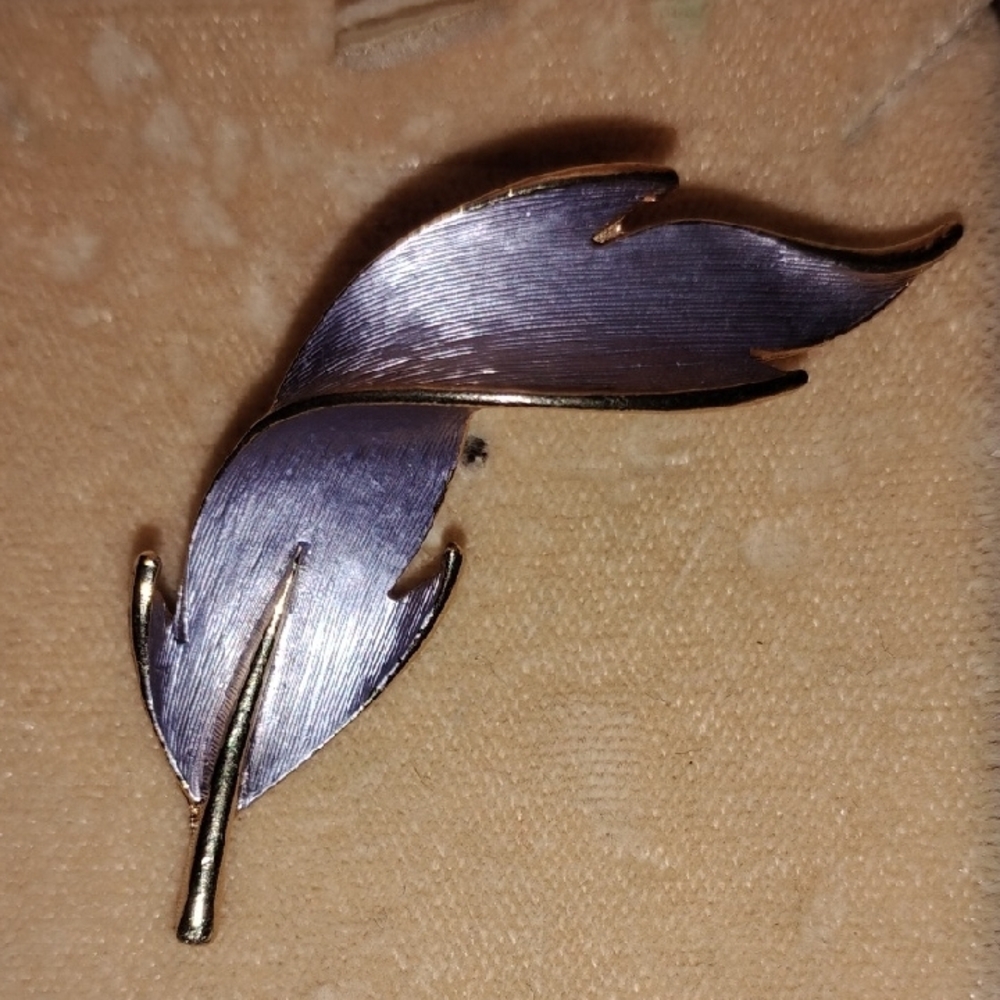 Elegant Silver and Gold Feather Brooch - Picture 4 of 4